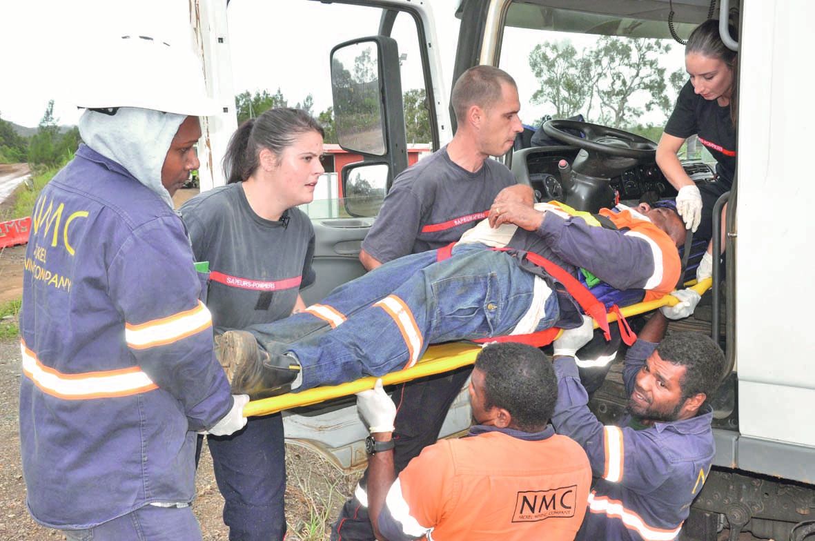 Le chauffeur accidenté est sorti de la cabine de son camion par les sapeurs-pompiers aidés de sauveteurs secouristes  du travail de la NMC de Ouaco.