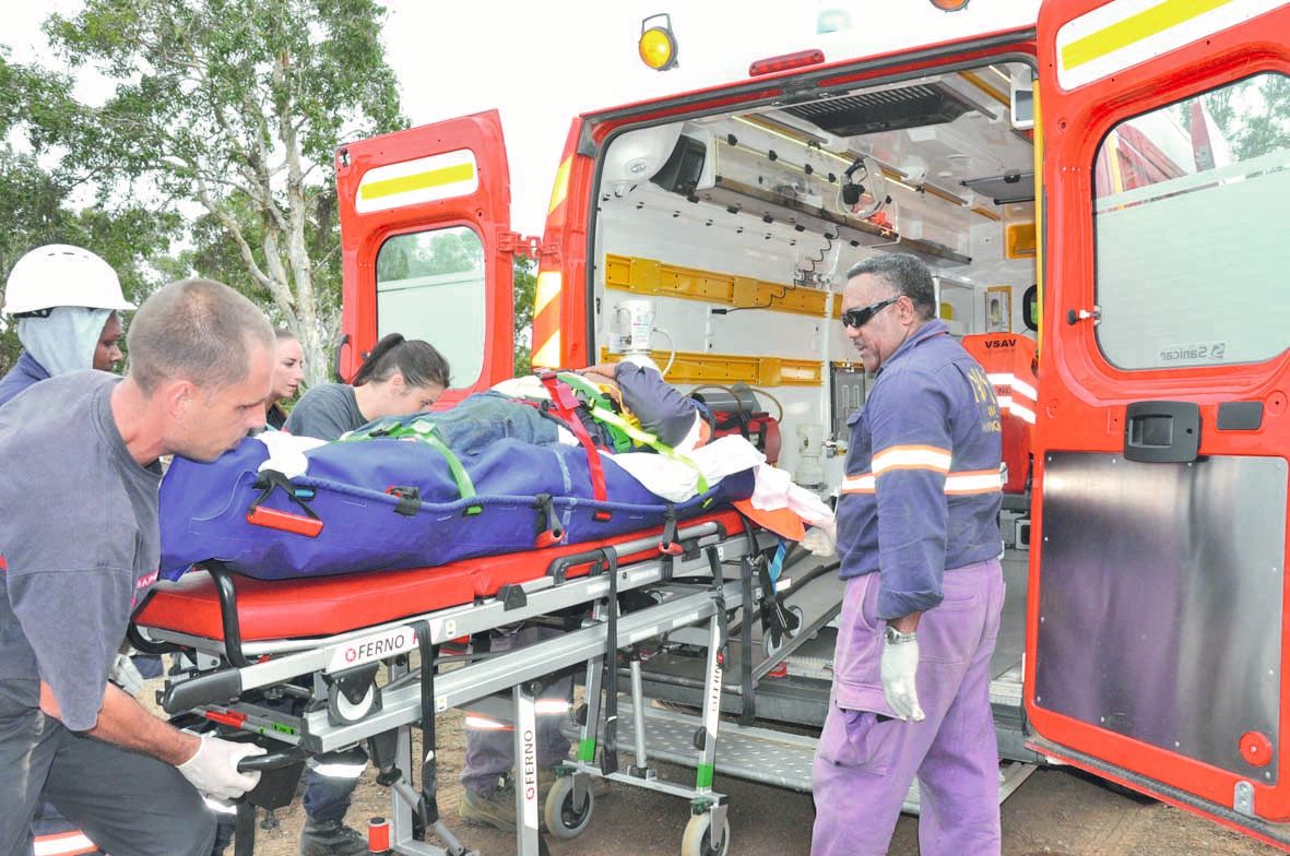 Après avoir été sorti de la cabine de son camion, le chauffeur accidenté est embarqué dans le VSAV2. 