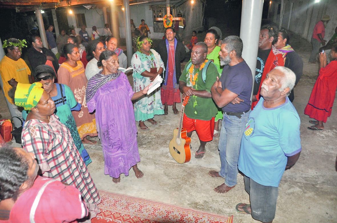 Après les gestes et les palabres coutumiers de circonstance, les catholiques se sont unis aux protestants de Patho pour un chant religieux entonné ensemble.