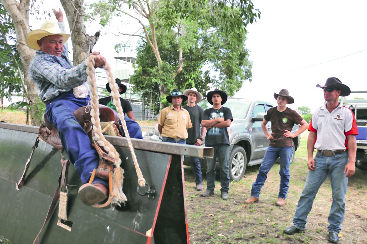 Geoff Bullen (à gauche sur le banc d’éperonnage), deux fois champion du monde de rodéo, et Brad Scott, quatre fois champion d’Australie, forment jusqu’à demain soir une quinzaine de rodeomen du Caillou au saddle bronc riding.