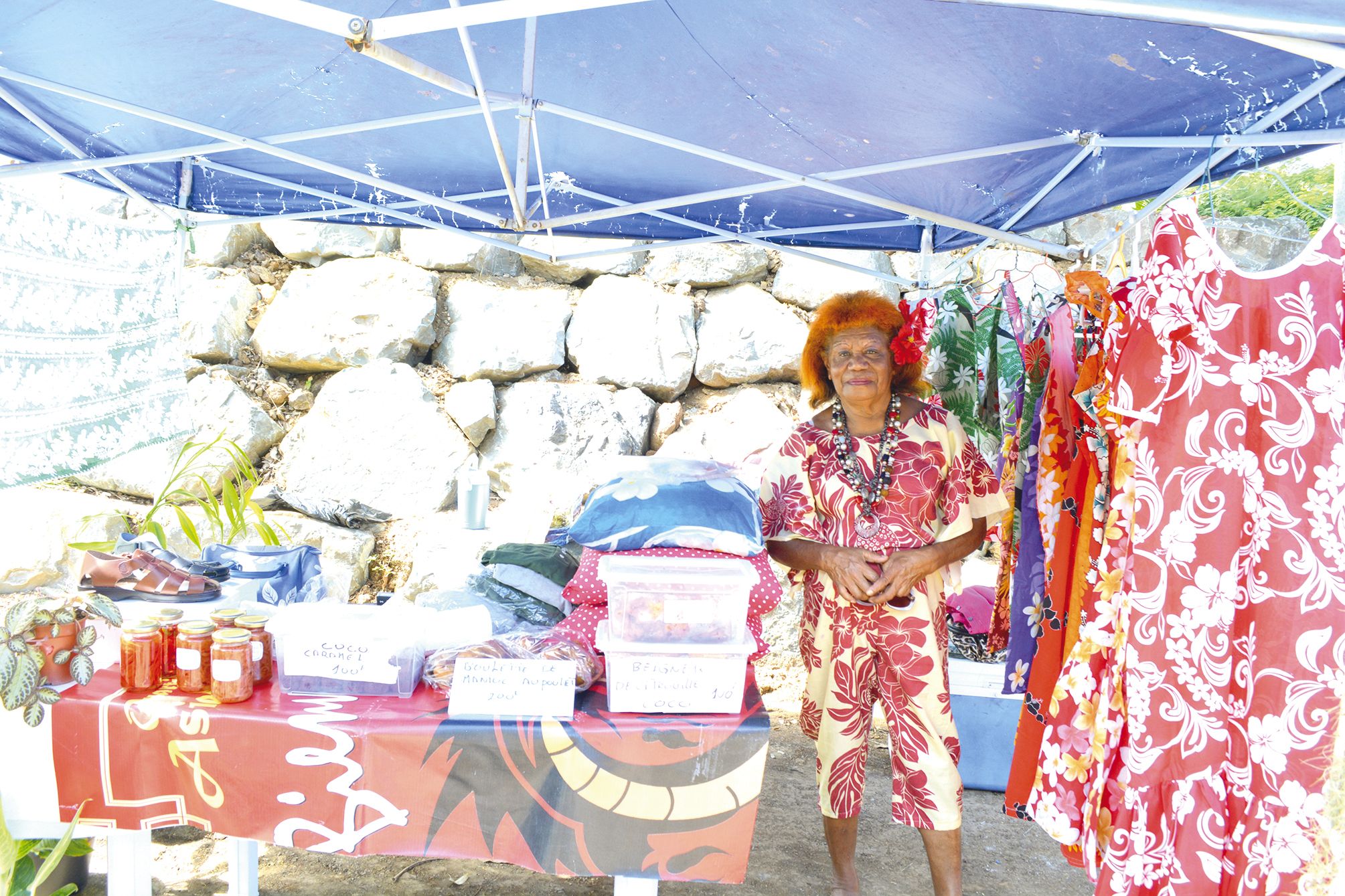 A l’initiative de l’association « Les palmiers de Mwârhuu », les mamans des tribus, du village et des communes avoisinantes ont tenu un petit marché. Sur les étals, comme ici, sur celui de Léonie : des plantes vertes, des fruits, des produits artisanaux, 