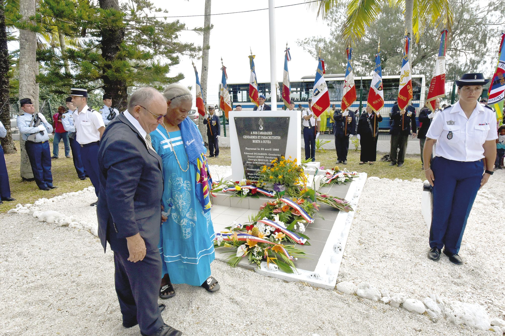 En fin de cérémonie, une maman de Gossanah, accueillie par Jean-Marie Dassule, a tenu à venir déposer une plante sur la stèle au nom des femmes de cette tribu, particulièrement impliquées et blessées par les évènements.