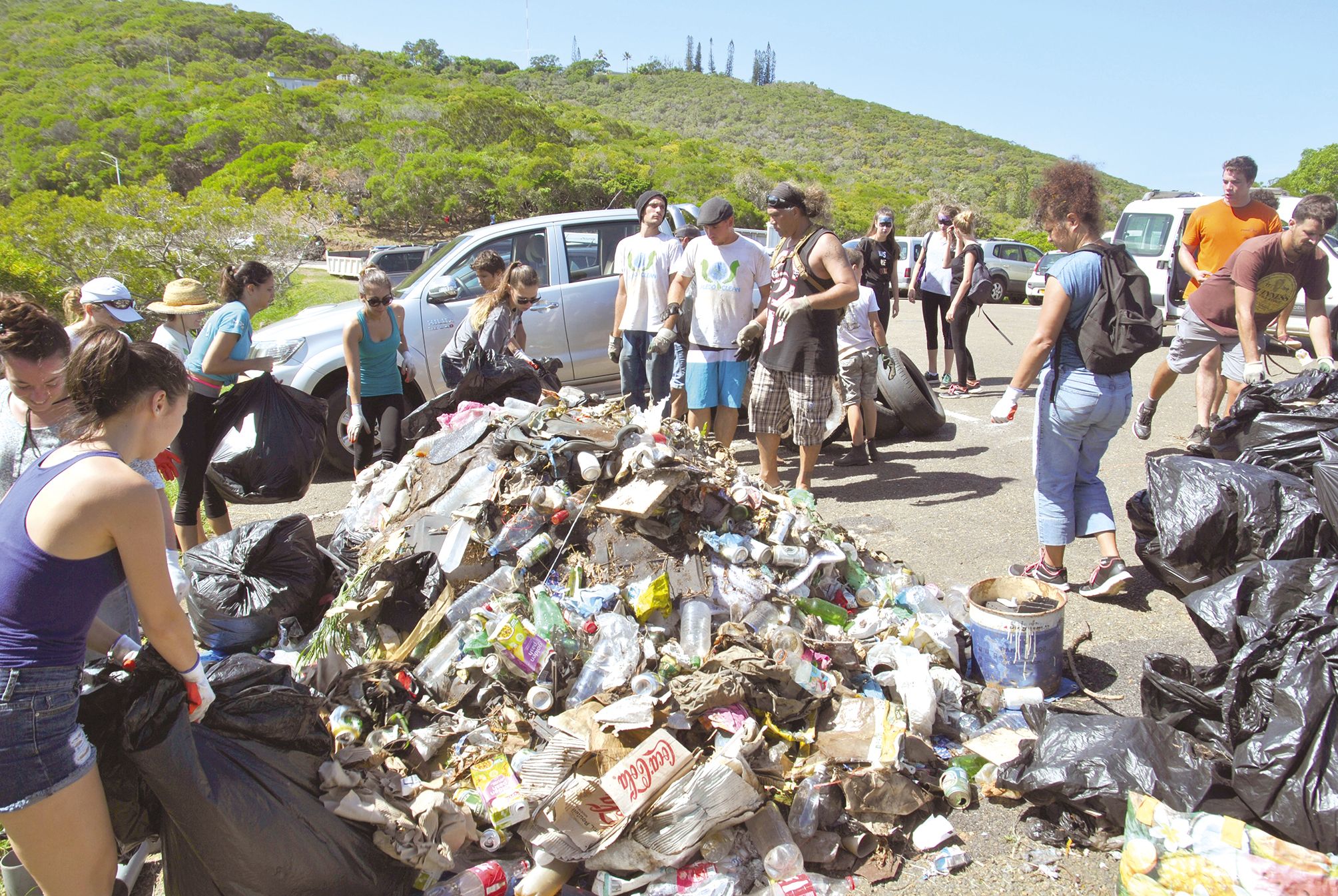 En deux heures de ramassage, près de 500 kg de déchets ont été collectés aux abords du premier parking, avant d’être triés par les bénévoles de l’association Caledoclean.