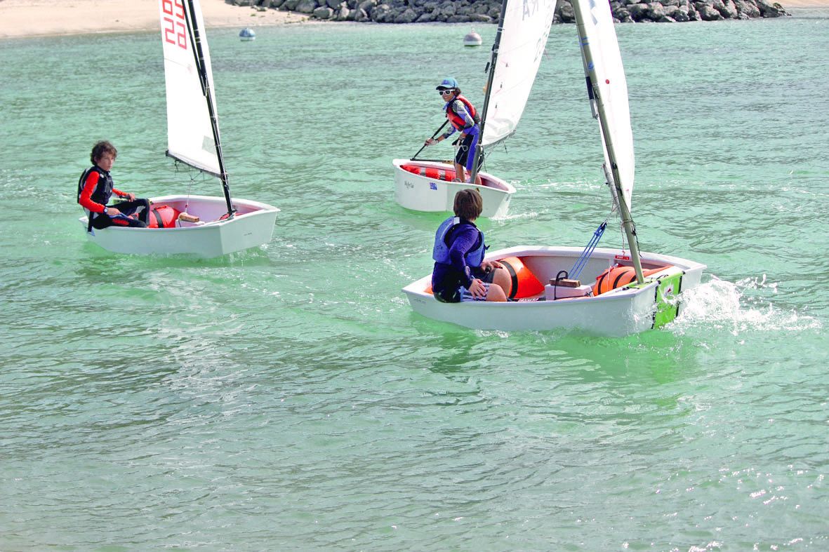 L’Optimist possède des coussins d’air (en rouge) à son bord.Un moyen d’assurer sa flottaison en cas de chavirage.