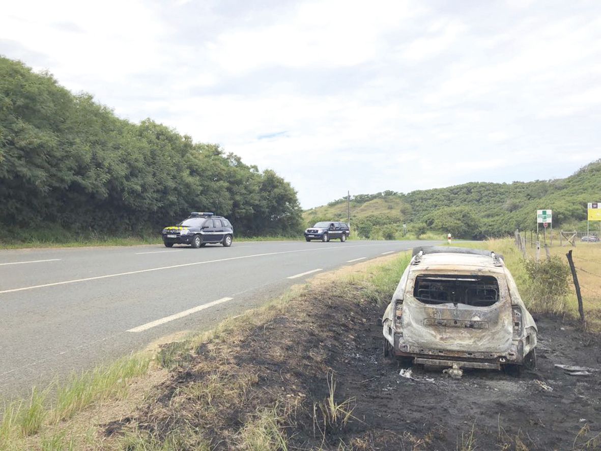 Quelques minutes après le cambriolage, un véhicule a été retrouvé incendié au col de Népoui.