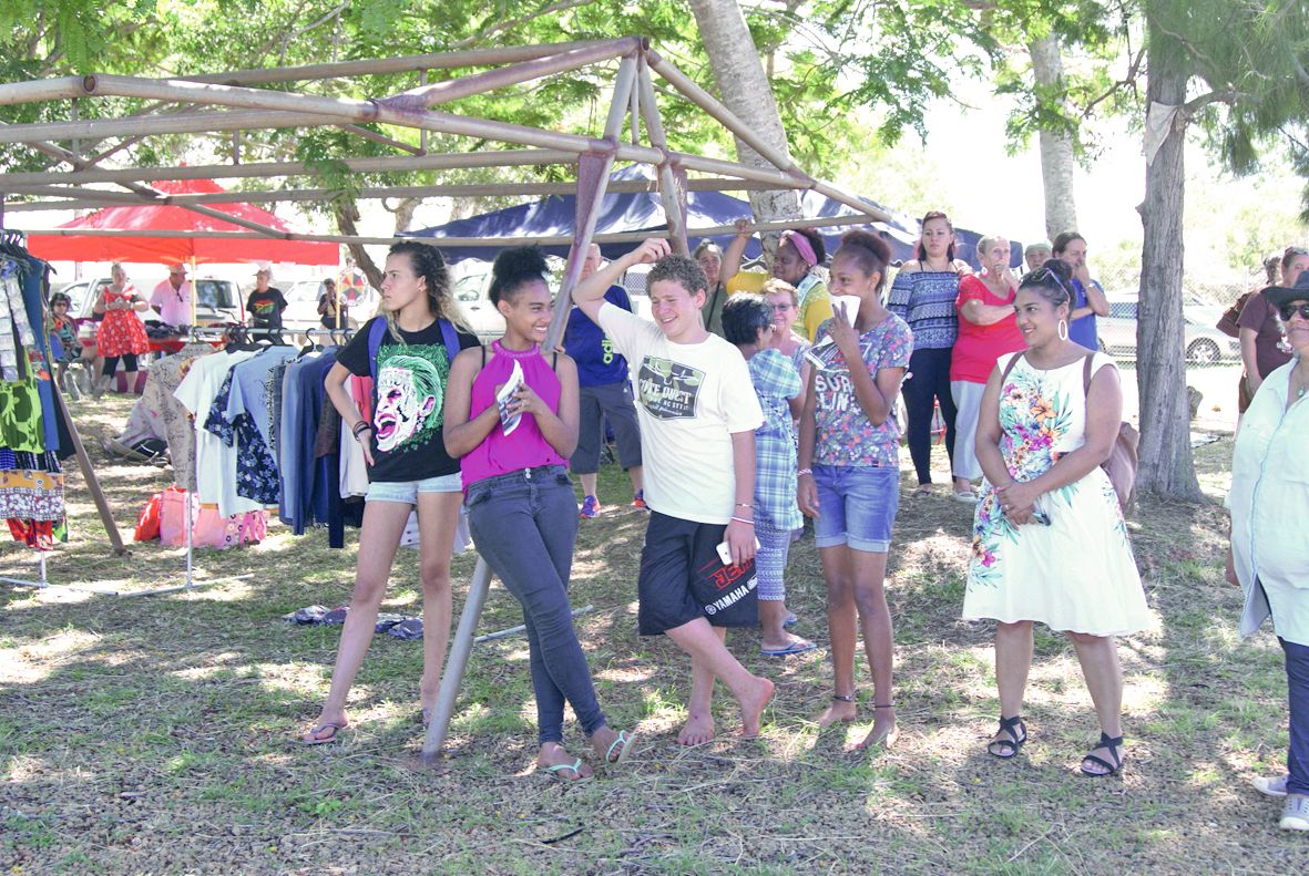 La manifestation a aussi été l’occasion de mettre en place des démonstrations de tir à l’arc et de rugby par des jeunes de Népoui, sous la direction de Gilles Esteve. Des élèves du collège Essaü-Voudjo ont aussi déclamé un poème.
