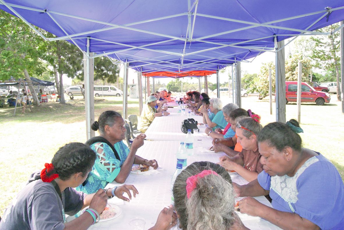Cette manifestation a donné lieu à un grand repas partagé. Dans l’année, six journées avec un dîner pris en commun sont prévues. Le prochain doit avoir lieu le 26 mai pour le secteur Népou-Kradji. Cette première rencontre a vu le commencement du tressage 