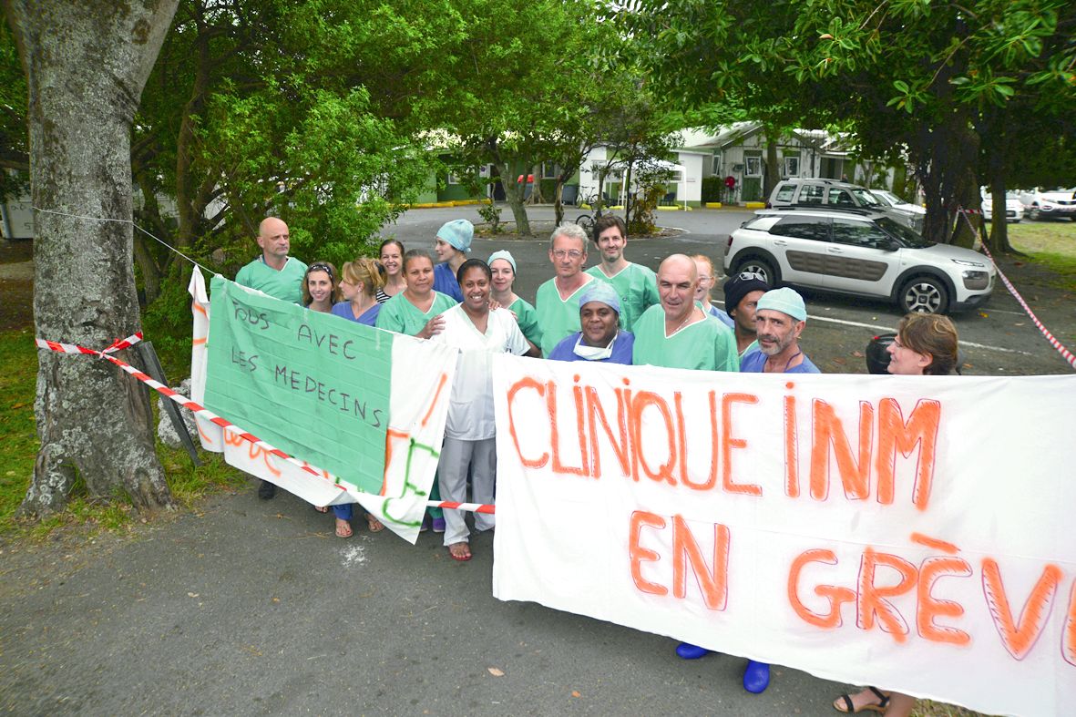 Le personnel de la polyclinique de l’Anse-Vata a manifesté, banderoles en avant, dans la matinée.