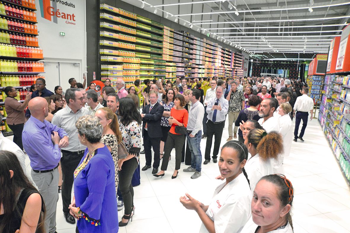 Haie d’honneur d’employés pour plus de 800 invités, hier, lors de l’inauguration. « Un moment important pour la commune, note le maire, Georges &discReturn;&discReturn; Naturel. Le projet s’intègre dans son développement. Dumbéa n’est pas un dorto