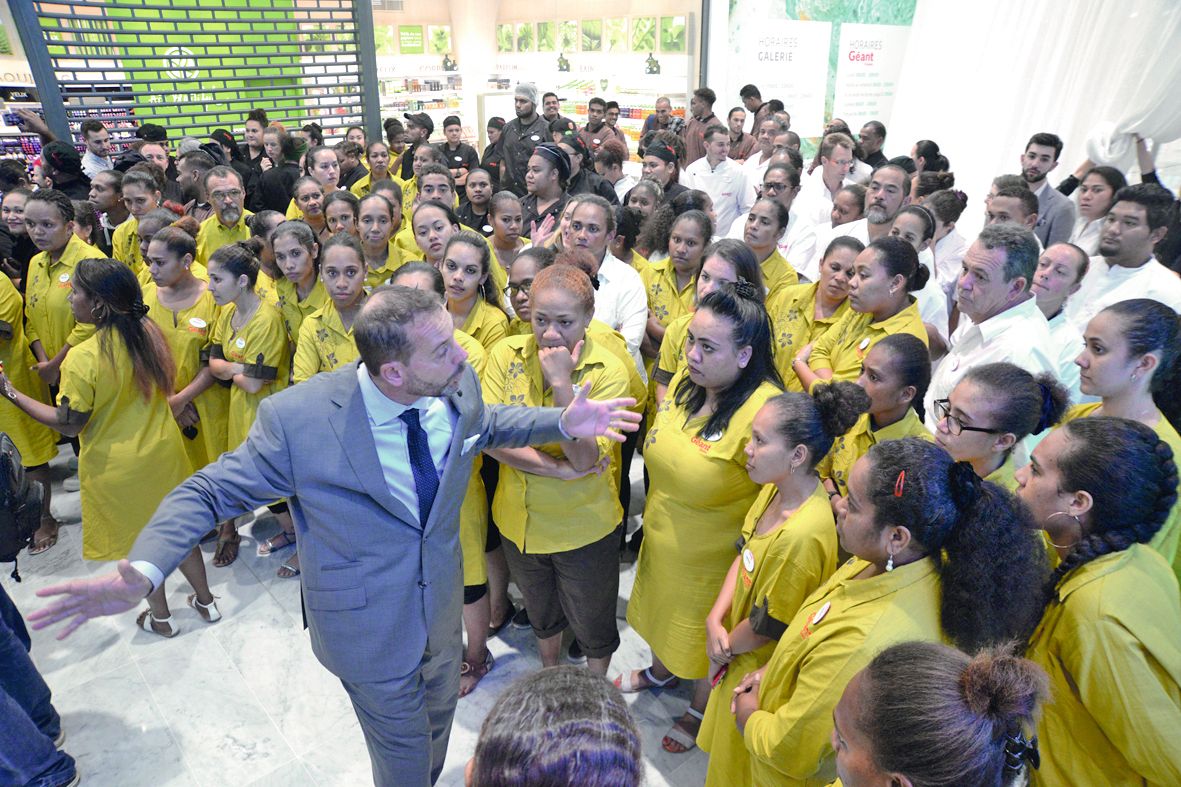 Le directeur du magasin Gilles Klaus lors d’un briefing de l’équipe, encouragée à « donner son meilleur sourire ».