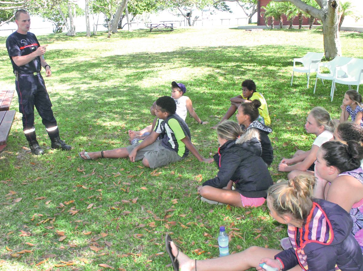 Le lieutenant Kerleguer, qui dirige le Centre de secours de la commune,  a donné de judicieux conseils aux délégués de classe de 6e et de 5e pour  formuler l’alerte lors d’un sinistre.