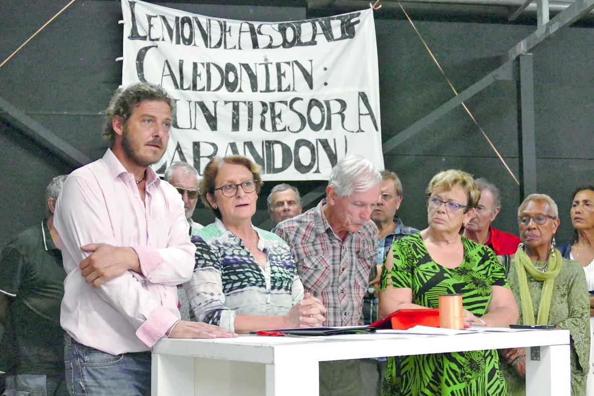 Pascal Hébert (à g.), secrétaire général de FOL, au côté de Catherine Poëdi, présidente de l’APEHNC et d’Alain Grabias, président de l’Asea-PN, hier soir, dans les locaux de la FOL, à la Vallée-des-Colons.