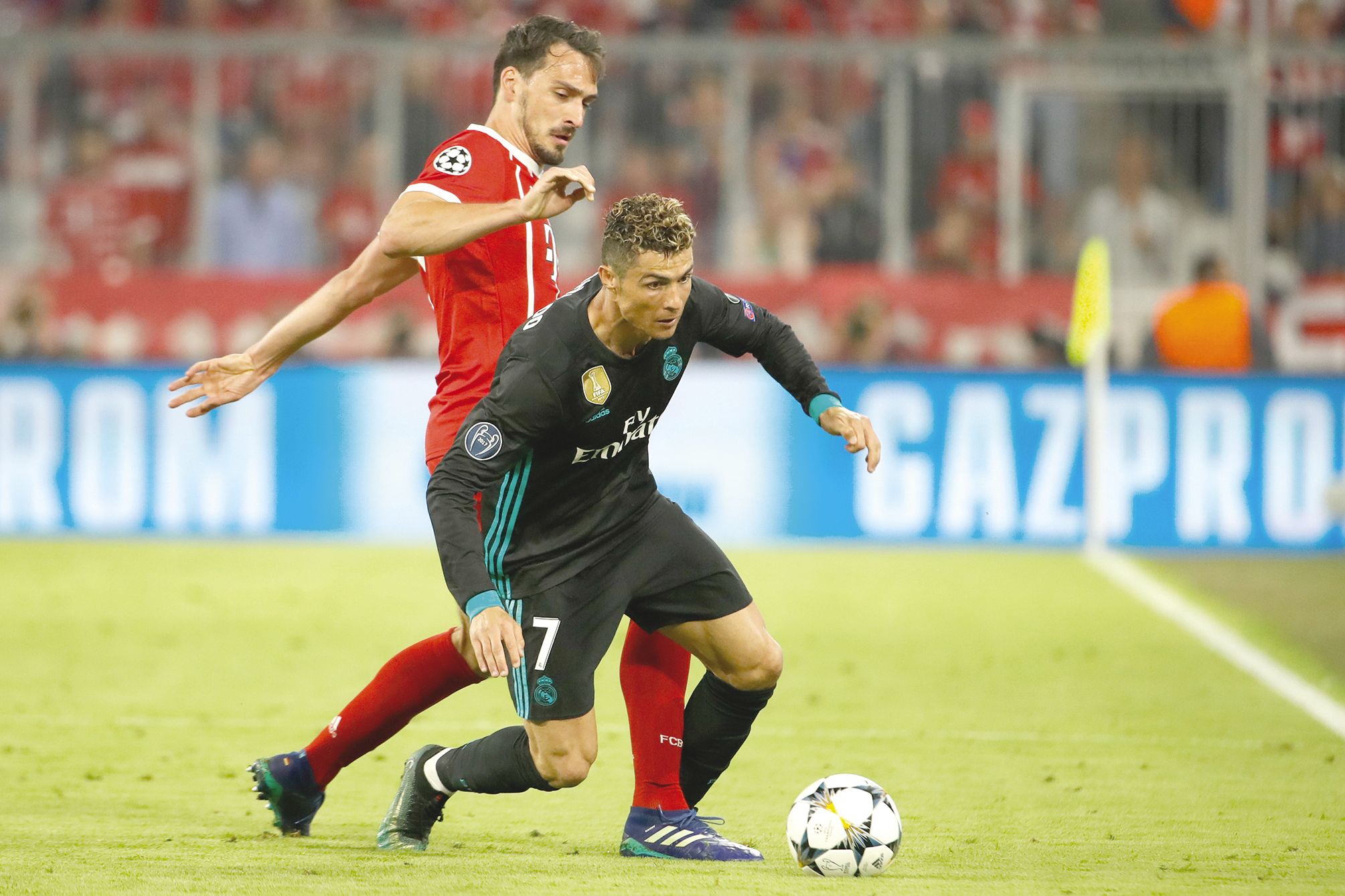 Cristiano Ronaldo (en noir) n\'a pas marqué pour la première fois depuis 12 matchs  de Ligue des champions. Il reste en tête du classement des buteurs avec 15 réalisations.