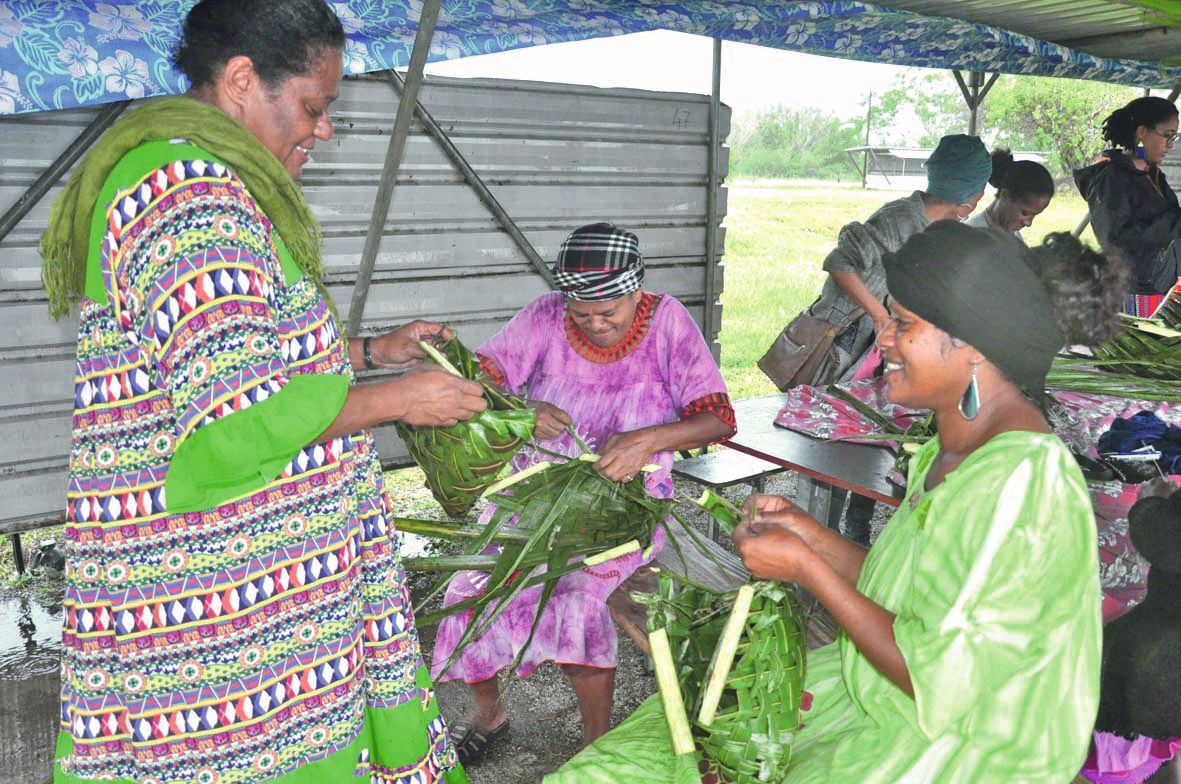 Les membres des différentes délégations des Fédérations de femmes de la province Nord ont apporté leur contribution pour tresser des assiettes et des plats en feuilles de cocotier.