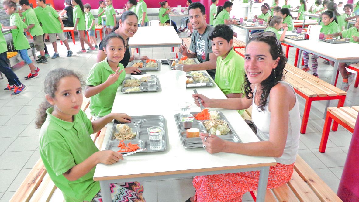 Parents et enfants ont pu manger ensemble à la cantine. L’occasion de découvrir et de goûter les repas distribués le midi.