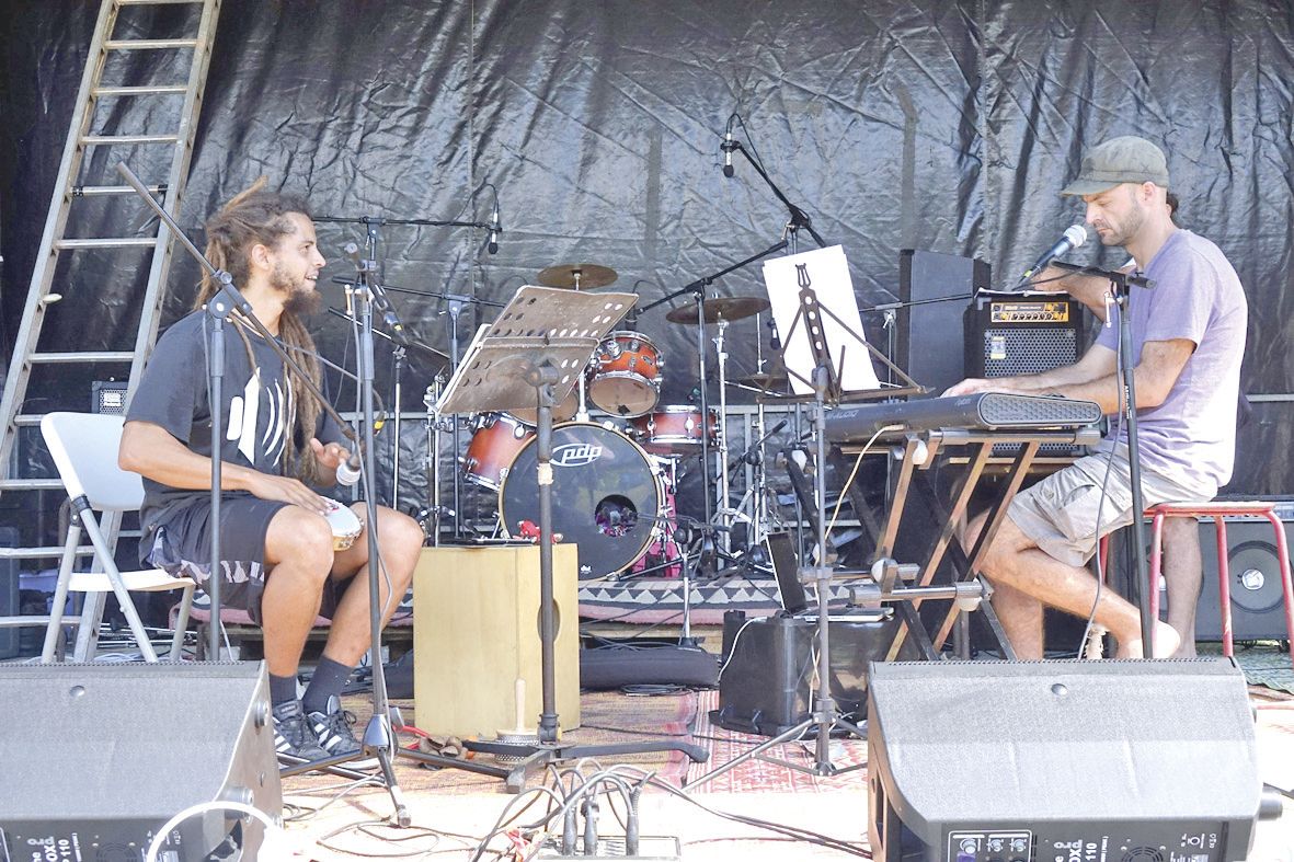 Comme chaque année dorénavant, c’est Gustavo qui assure le show et le son pendant la fête. Le passionné de musique ne résiste jamais à l’appel de la scène pour un bœuf entre artistes.