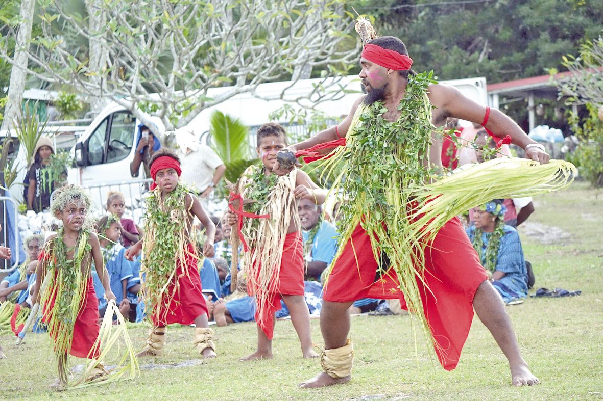 Les troupes de danse traditionnelle se sont succédé pour offrir aux visiteurs de la fête de l’avocat les rythmes  et les couleurs de Nengone, comme ici la troupe de Hnawayac.