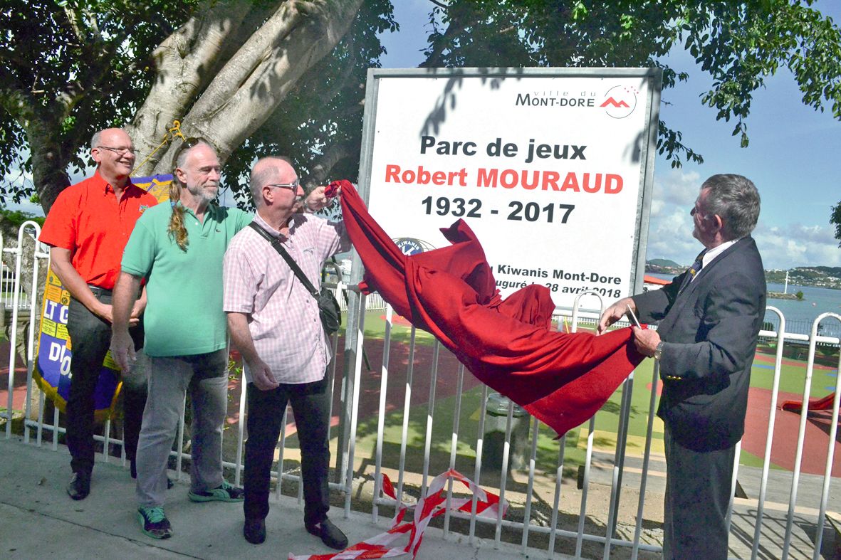 Le panneau du parc Robert-Mouraud, installé par la mairie, a été dévoilé samedi matin en présence de proches, d’élus municipaux et de nombreux membres du Kiwanis.