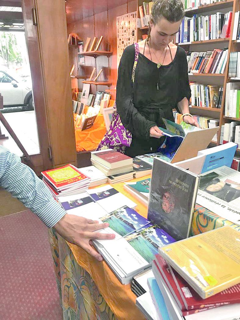 L’ouvrage est disponible chez Calédo Livres,  en face de la place des Cocotiers. Photo D.R.