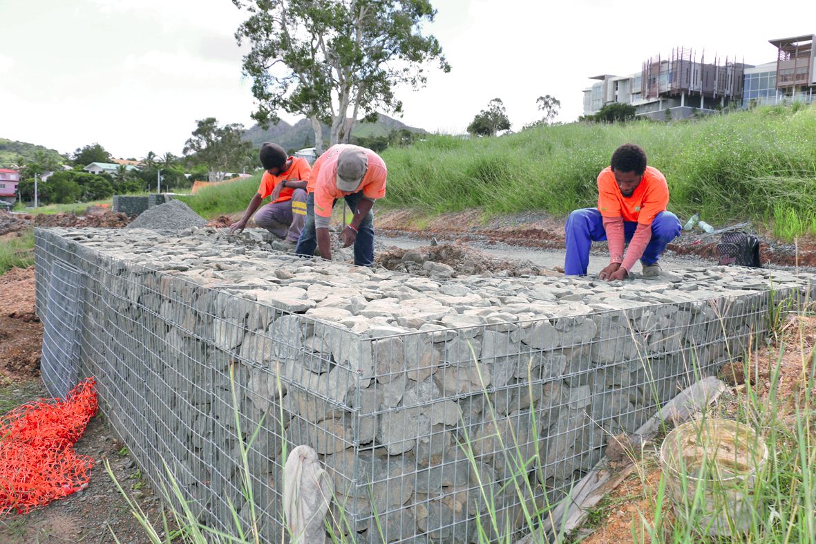 Accessible aux personnes à mobilité réduite, le sentier en pente douce pourra accueillir des stands sur ces gabions remplis de pierres.
