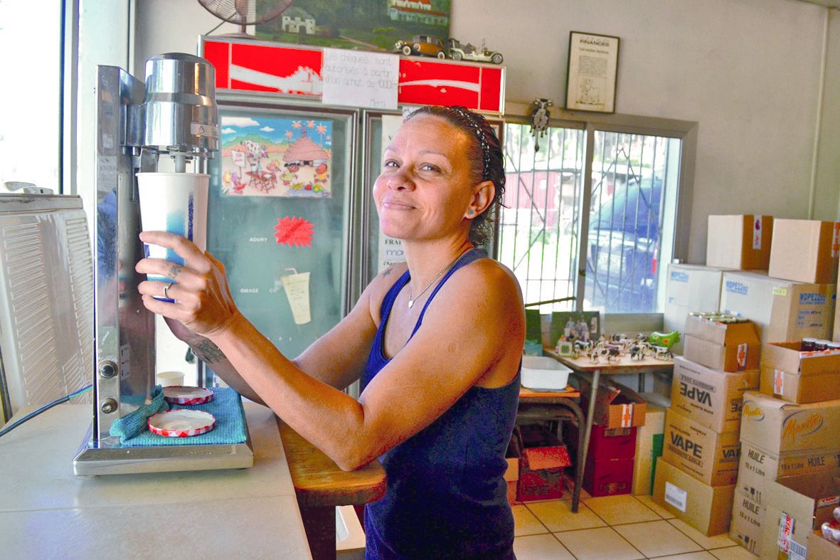 Eliane Boche vend avec ses parents près d’un millier de milk-shakes par semaine, sept jours sur sept. Photo A.T.