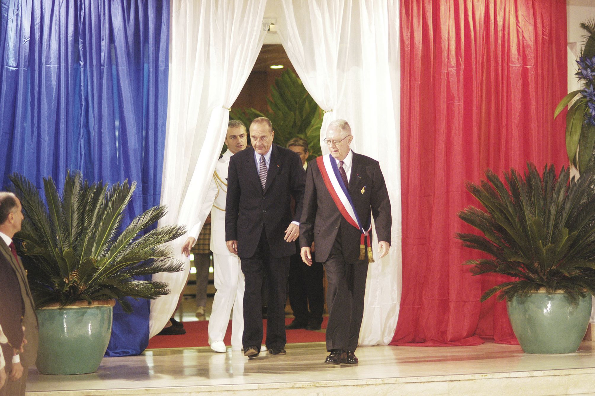 Le 24 juillet 2003, après une scène de liesse place des Cocotiers, Jacques Chirac est reçu en mairie. Photo LNC
