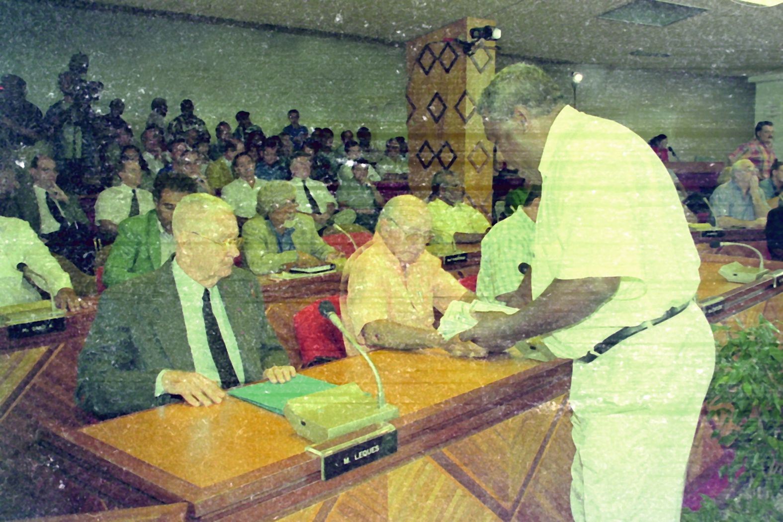Le 28 mai 1999, au Congrès, Jean Lèques est élu président du premier gouvernement de la Nouvelle-Calédonie. Photo LNC