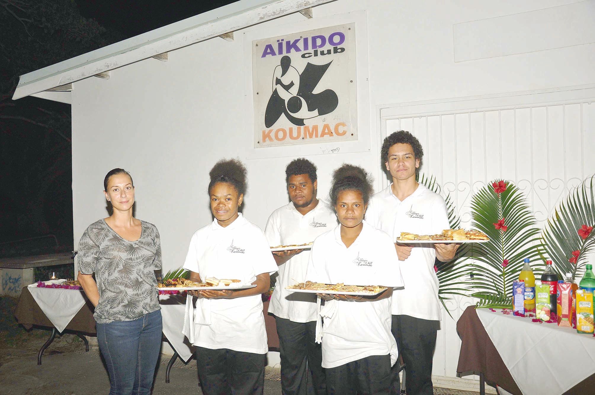 Les élèves de l’antenne de lycée professionnel de Koumac et leur professeure d’hôtellerie-restauration, Elsa Nouchi, ont préparé  un buffet salé et sucré à cette occasion.