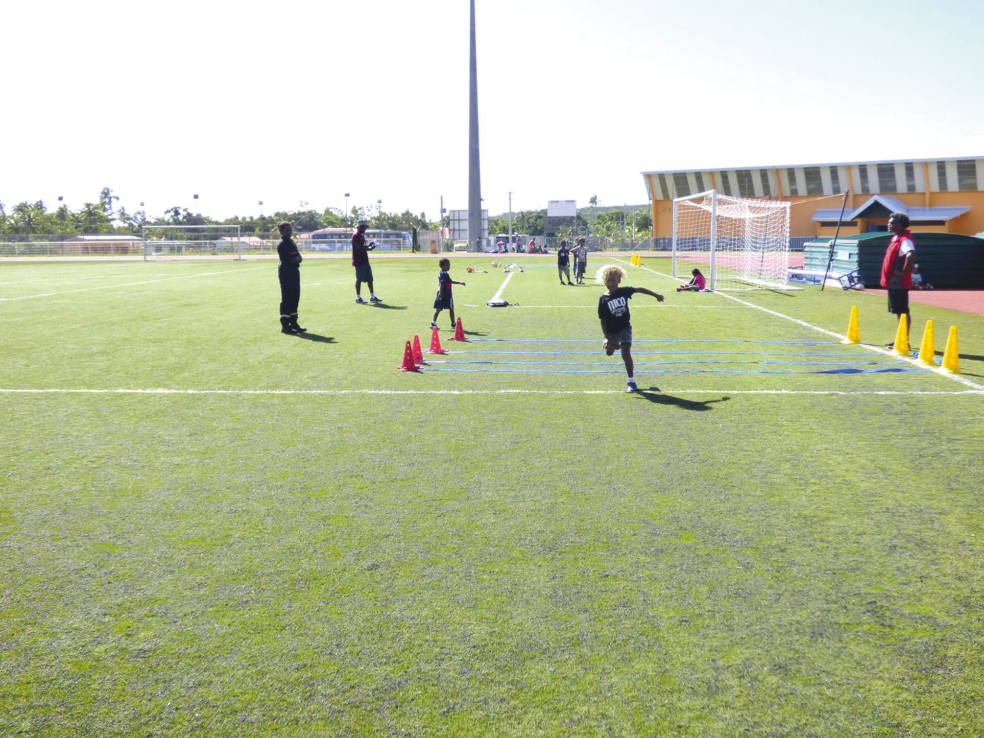 L’épreuve individuelle multibonds consistait à faire sauter  les élèves en cinq pas pour aller le plus  loin possible,  en franchissant  des barres bleues posées au sol.
