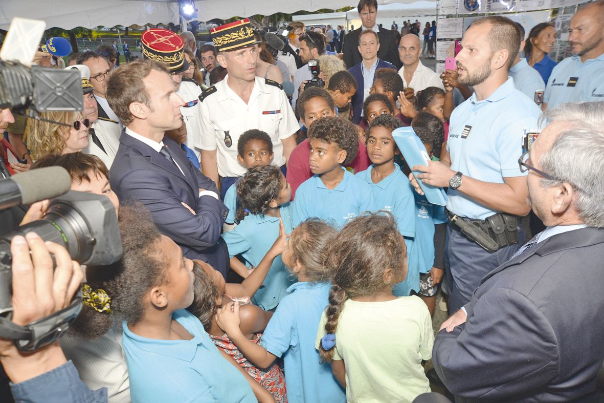 Emmanuel Macron s’est montré attentif à l’exposé du commandant de la compagnie de Nouméa, sur les problématiques de délinquance dans le Grand Nouméa. Mais toujours avec son escorte… les enfants du quartier.