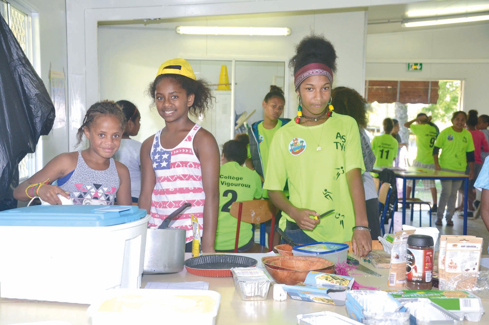Confectionner un gâteau en quarante minutes maximum sous peine de pénalités, et sans dépasser quatre-vingts grammes  de sucre. Ce sont les règles qu’ont acceptées Shania et Domina (à gauche) en participant à un concours de gâteaux à l’atelier alimentation