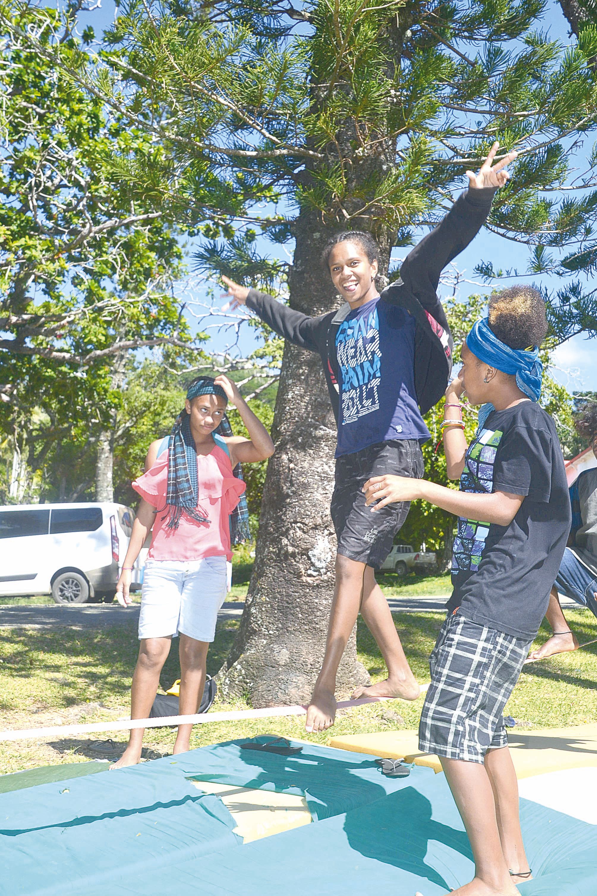 Hanako, très à l’aise sur le slackline, avoue qu’elle a un peu d’entraînement. « Je le fais chez moi, mais avec des fûts et une planche », admet-elle. Les élèves avaient pour obligation  de passer par tous les ateliers, où un bracelet leur était remis. Un