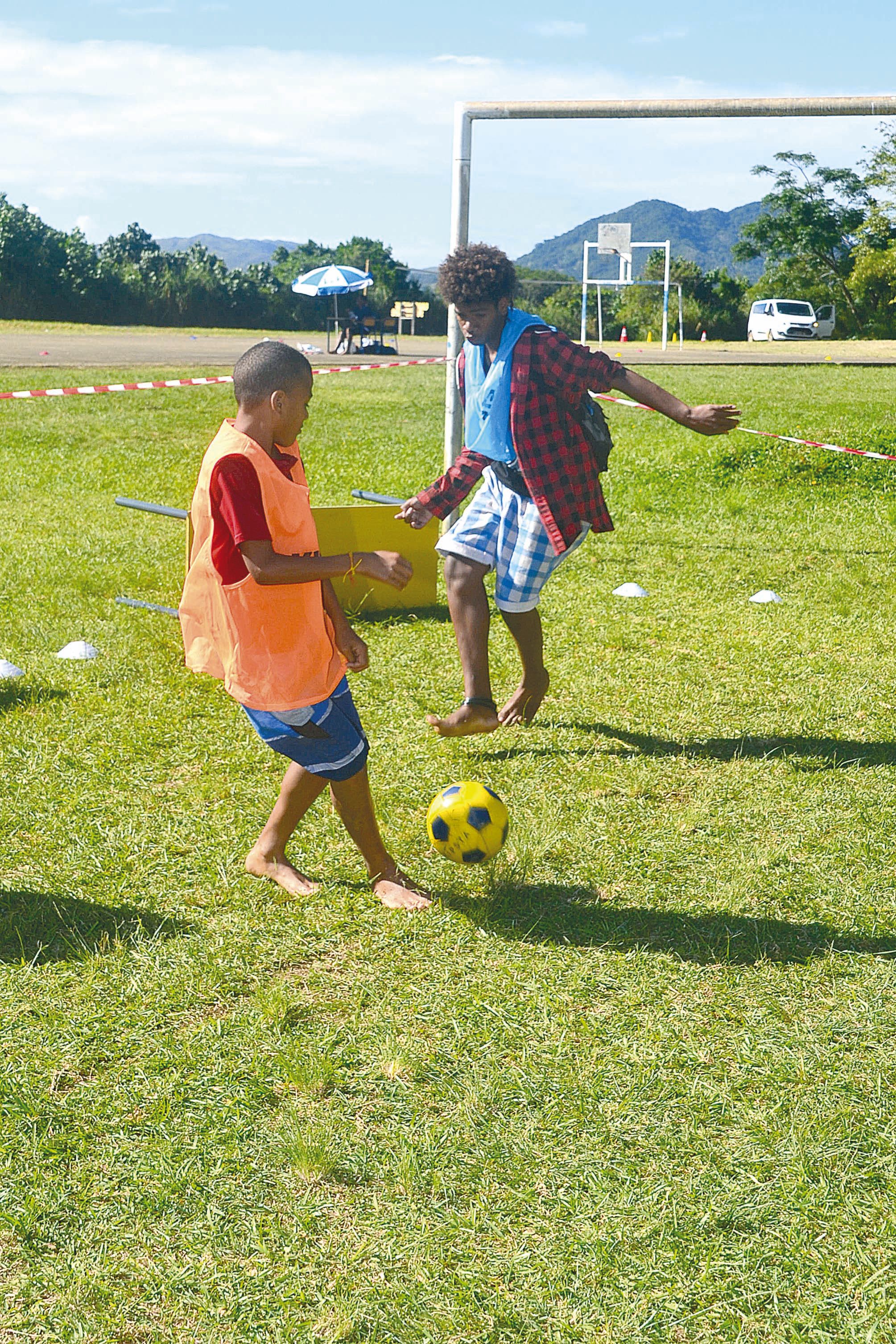 Franck et Benjamin s’affrontent sur  le terrain miniature  du « foot street ». « Pas de tacles, pas  de tricheries, pas d’insultes » rappelle l’affiche délivrant les règles.