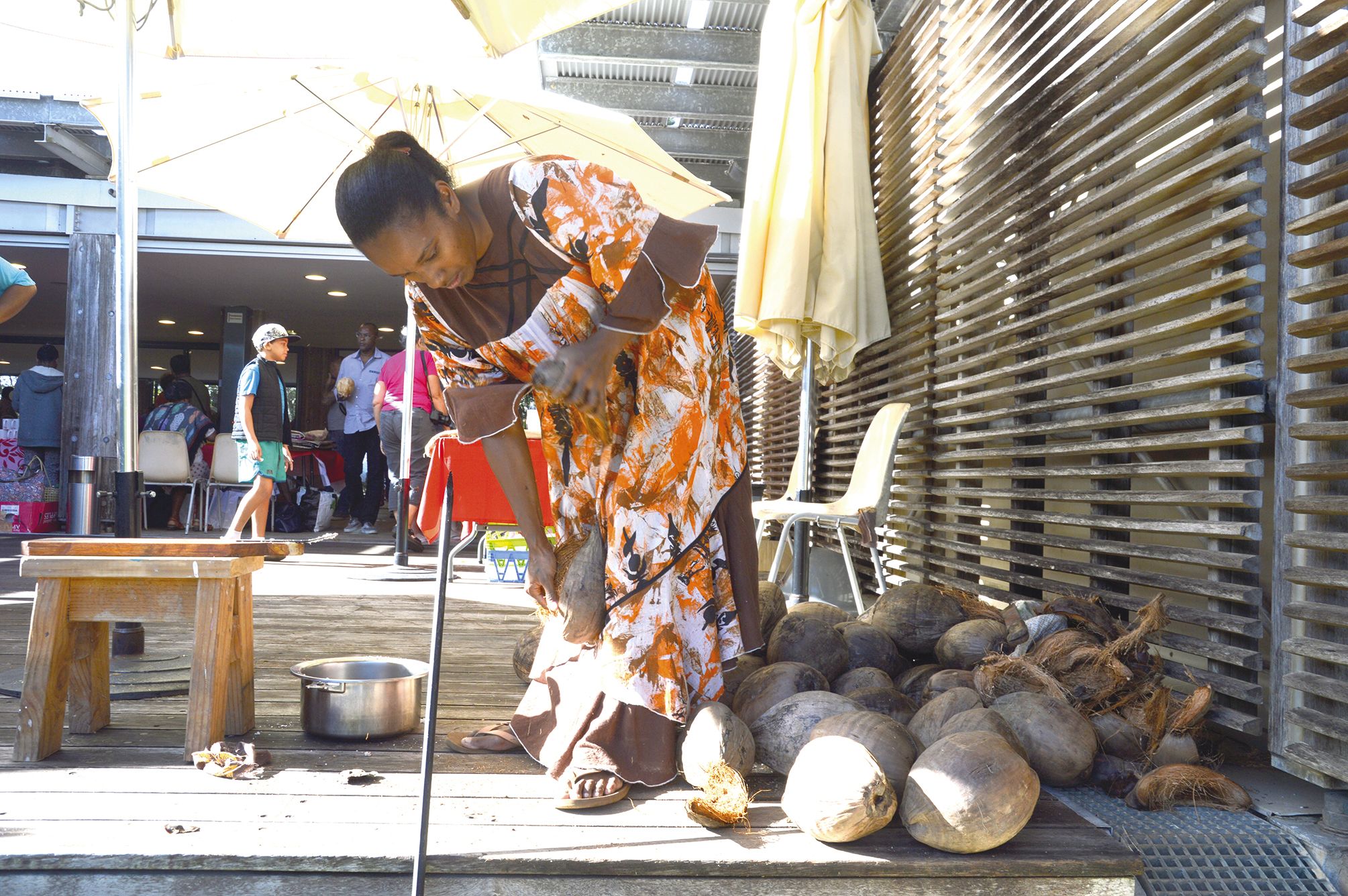Un nouveau stand est apparu, hier matin, au marché des femmes rurales du centre Tjibaou. Celui d’Esther de Lifou qui épluche et vend des cocos avec un pied-de-biche ou un sabre.Photo S.B.