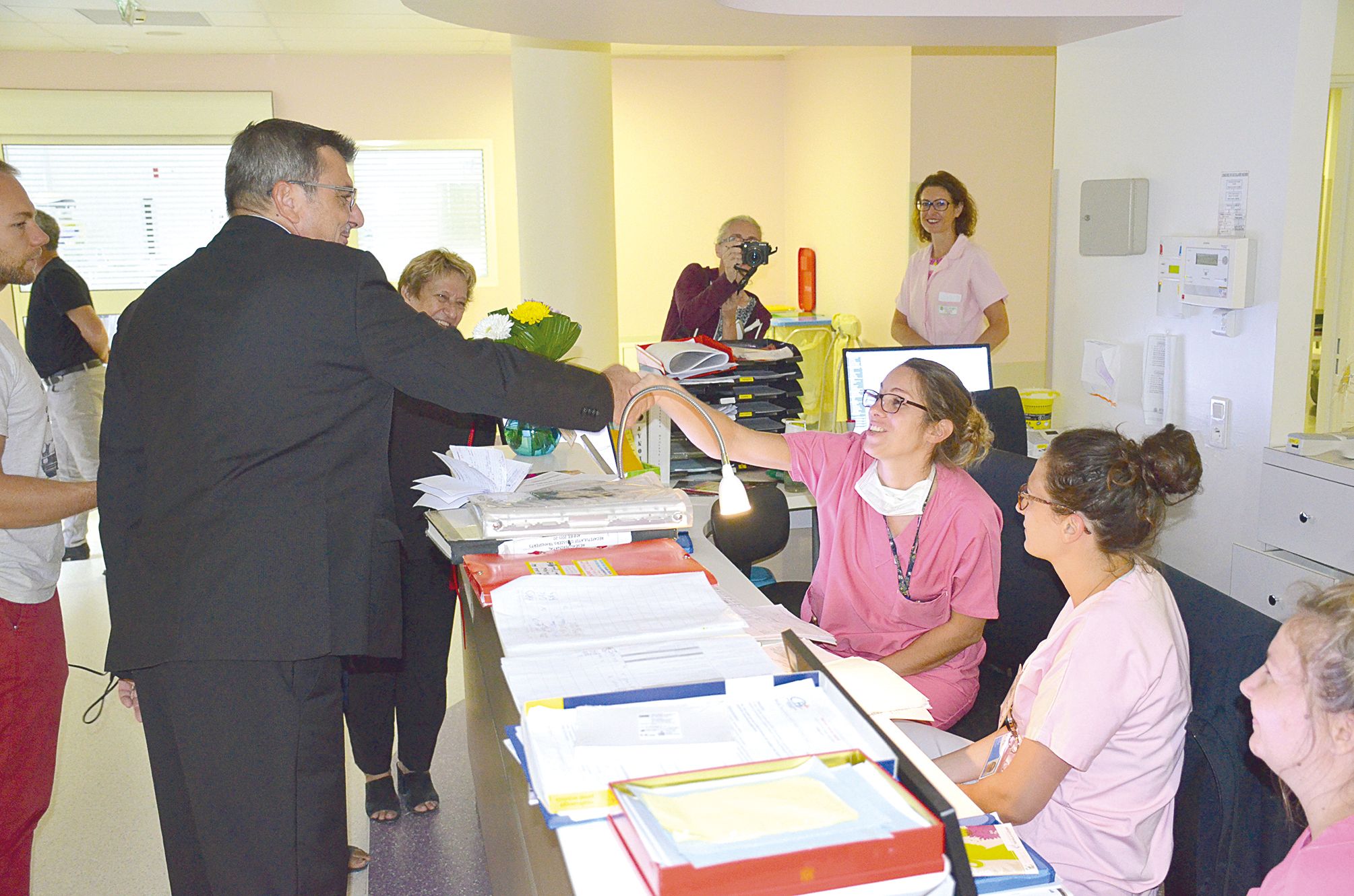 Samedi, des membres de l’exécutif ont été à la rencontre du personnel du Médipôle, très sollicité pendant la grève du privé.