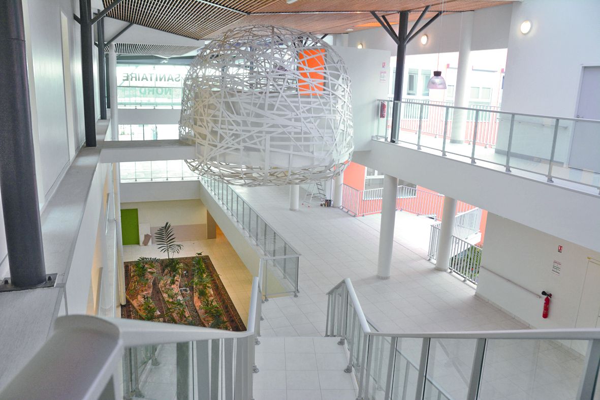 Dans le hall principal, l’architecte a prévu un « lieu de recueillement ». 