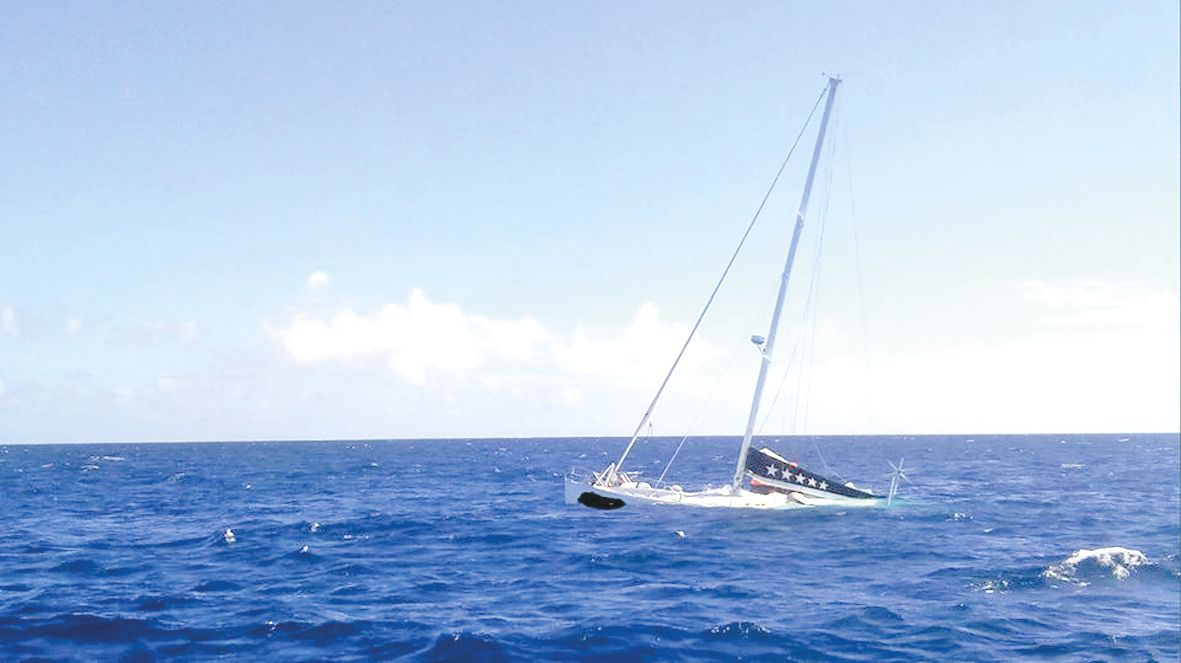 Le catamaran, avec à son bord onze personnes, a fait naufrage vers l’îlot Ua, dans le lagon du Grand Sud, hier. Photos SNSM