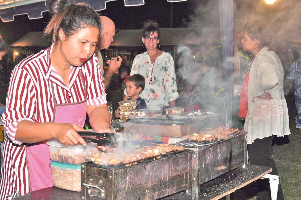 Le stand de Puy,  qui proposait des spécialités thaïes, a littéralement été pris d’assaut. Brochettes, nems, bami, chips, gâteaux Fleur de lotus… se sont vendus comme des petits pains.