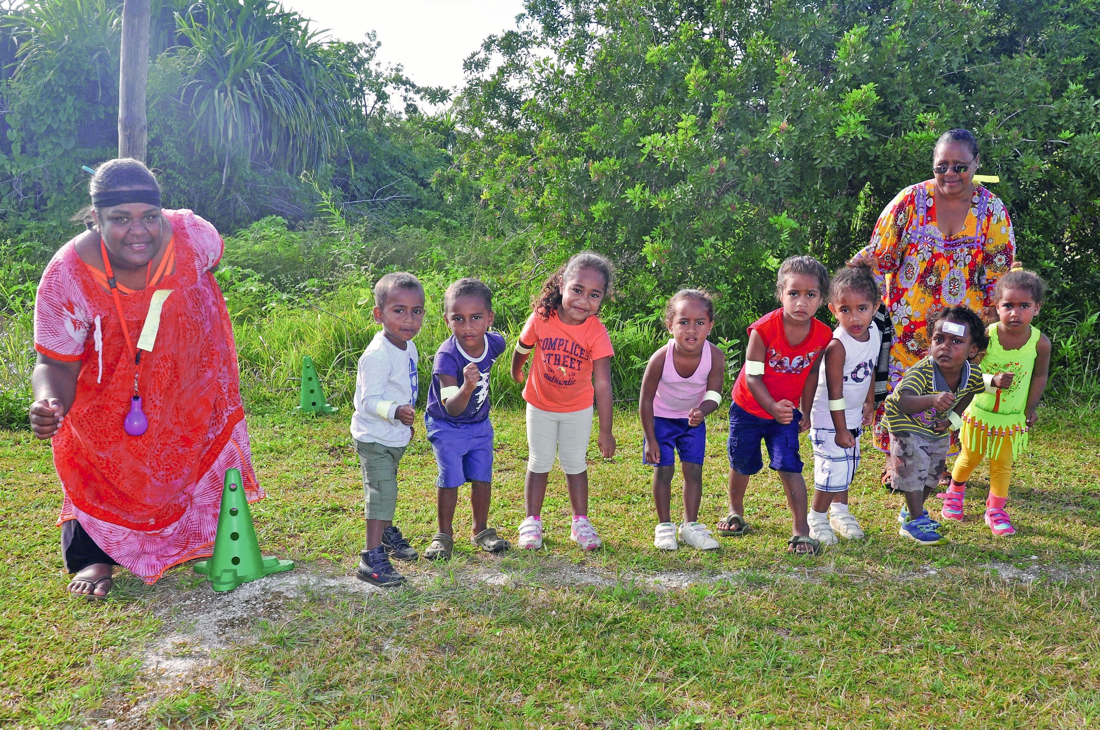 « 3, 2, 1, partez ! », a crié Gudo au micro pour lancer le bal des huit courses de la matinée.  Ce sont les petits de la maternelle qui ont eu cet honneur, en jouant le jeu comme des grands.