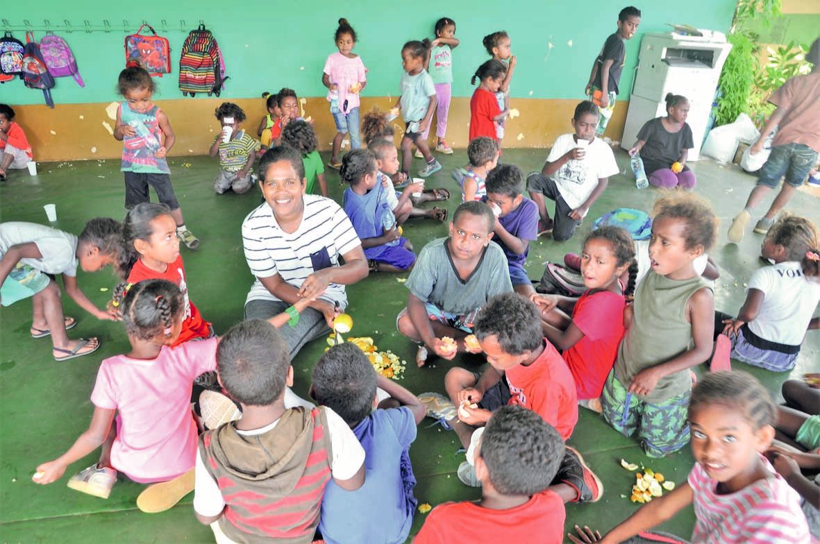 C’est maîtresse Gua (tee-shirt rayé au centre) qui a orchestré le cross 2018 pour les écoles de Cocokat. La prochaine étape mènera les élèves vers le stade de Taduremu ou de La Roche pour une rencontre inter-écoles.