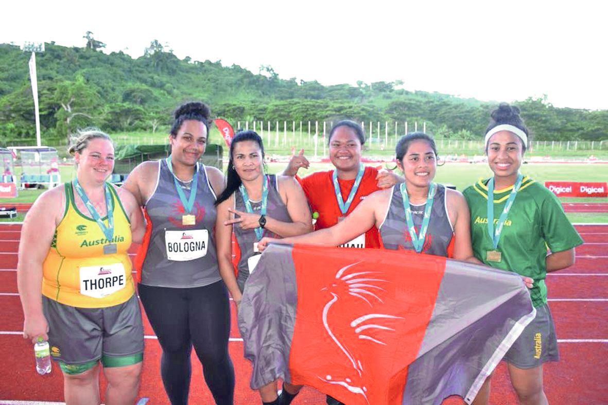 Les lanceuses Ashley Bologna (2e en partant de la gauche), Linda Selui (3e) et Lesly Filituulaga (5e).Photo Leïna Durand