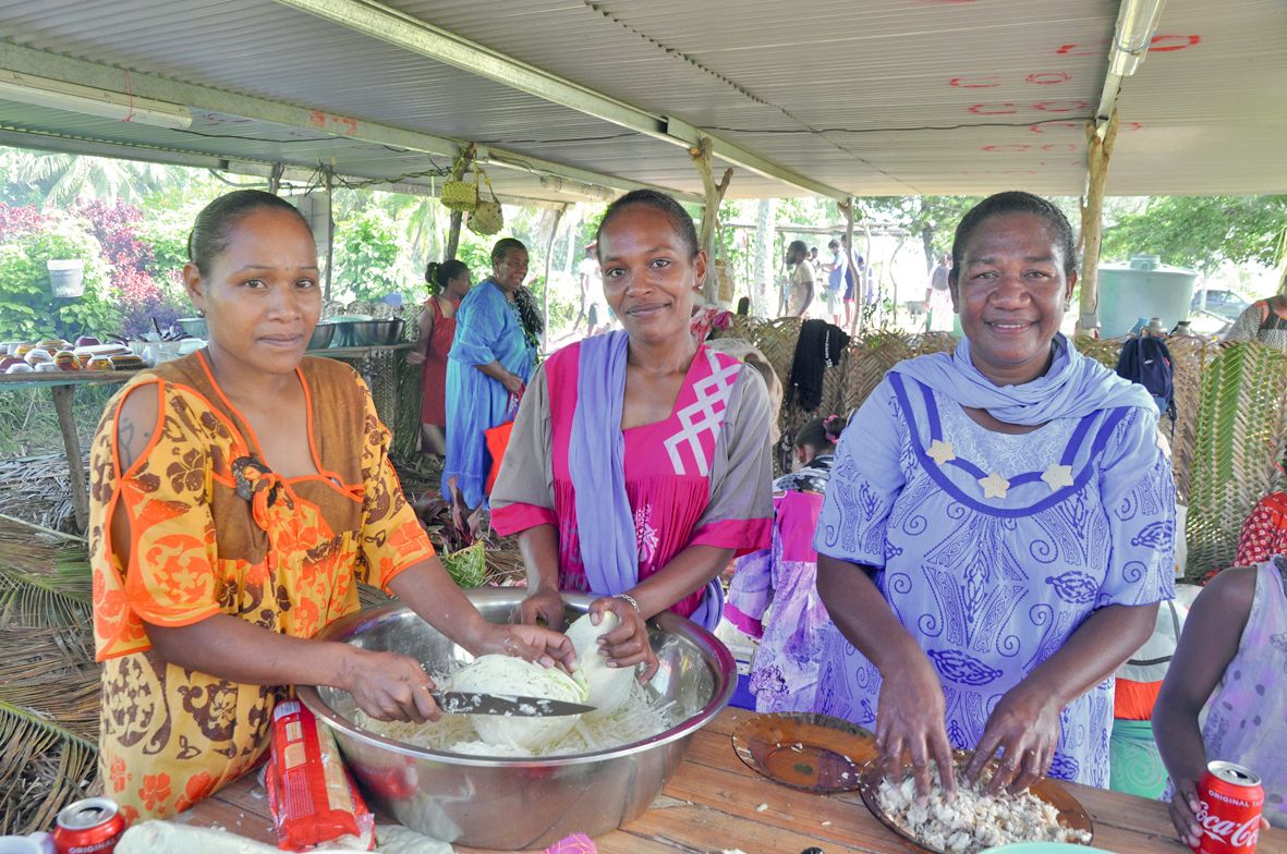 Comme ces jeunes filles, tous les membres des familles de la chefferie  de Doumaï se sont répartis les tâches en cuisine pour assurer, avec une grande efficacité, des centaines  de repas, midi et soir, pendant ces trois journées.