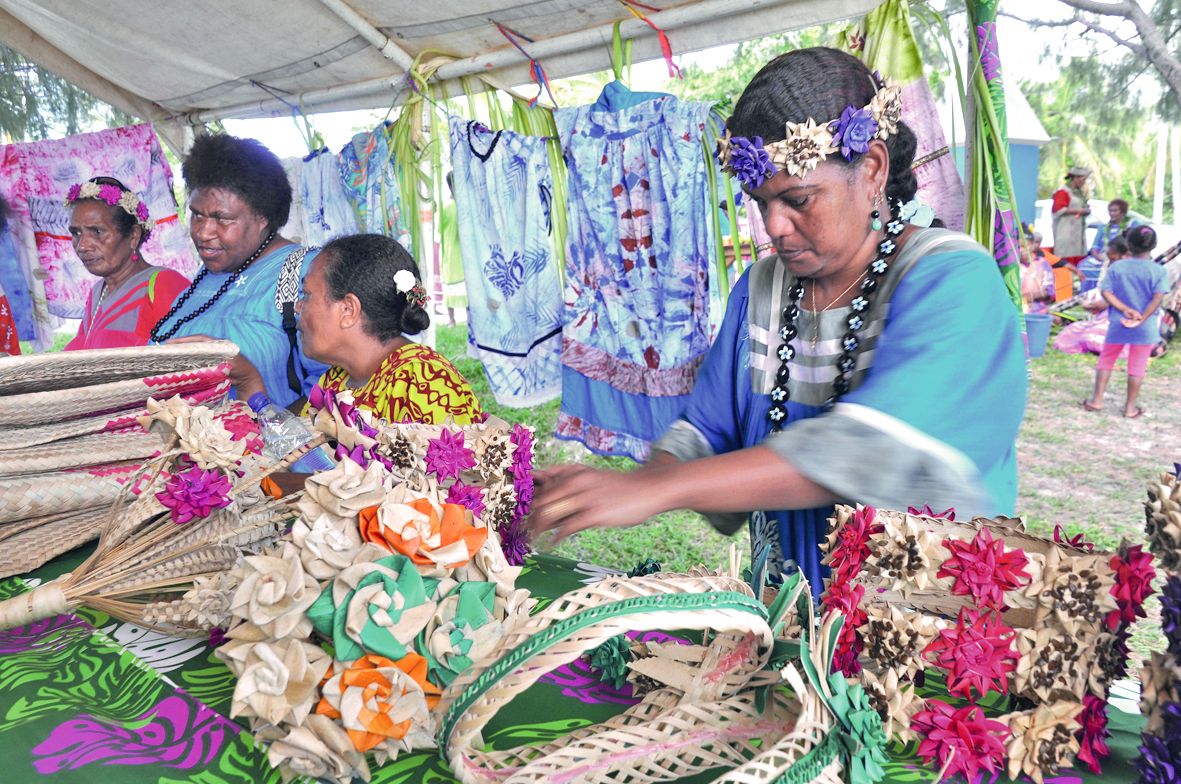 Au bord du lagon, un marché artisanal et de produits frais a permis aux visiteurs et aux résidents de profiter des savoir-faire et des ressources locales. Face à la mondialisation,  les îliens ambitionnent un retour au troc et à l’émergence d’une économie