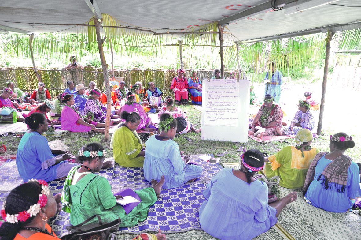 Enfants, jeunes filles, femmes et hommes se sont répartis en ateliers pour évoquer les problématiques rencontrées au sein des familles et proposer quelques pistes concrètes. Parmi elles, la création d’une carte continuité Air Loyauté pour favoriser le ret