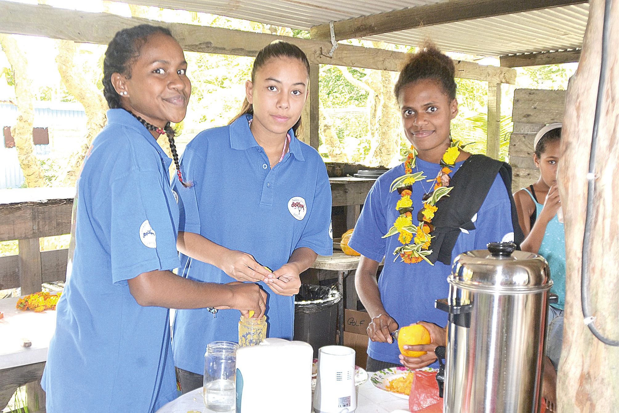 Des élèves de troisième du collège de La Roche en pleine préparation de jus de fruits maison.