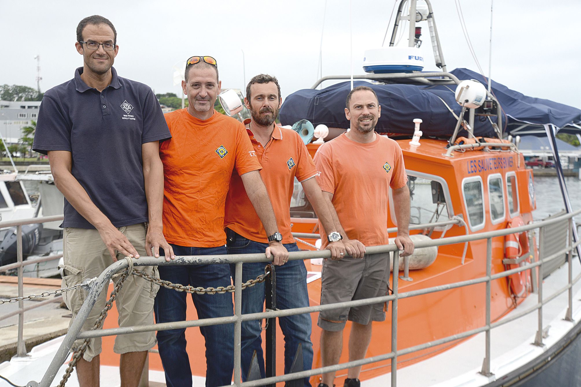 Raphaël Riquet (polo bleu), président de la station de Nouméa, entouré de (g. à dr) Jean-Philippe Moreau, Arnaud Leveque et Olivier Ansart, sur La Croix du Sud.Photo Thierry Perron