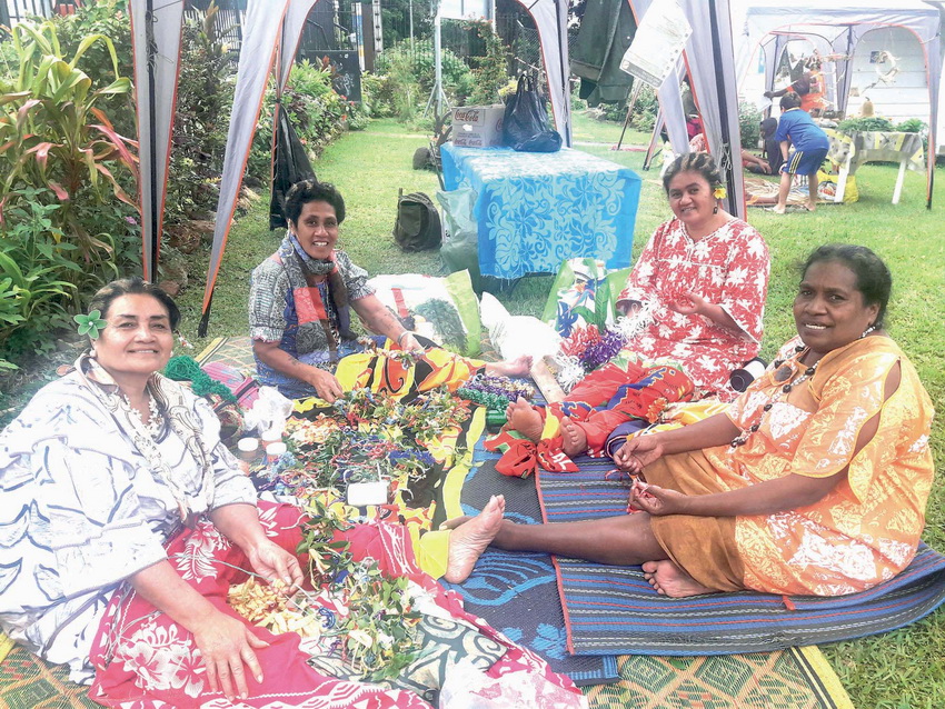 Plusieurs ateliers ont été mis en place au cours de la Nuit des musées. Marcus Toura a conduit une animation sur les pochoirs et les mamans ont pu s’initier au tressage.