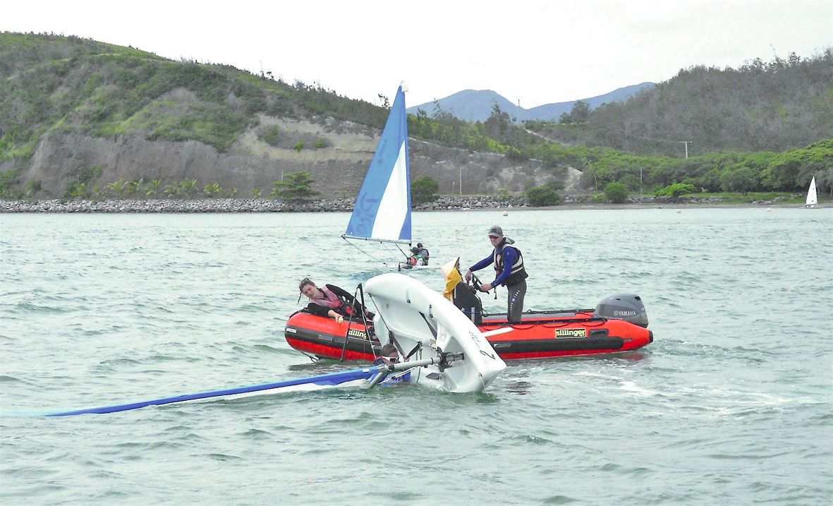 Il y a eu quelques dessalages, mais la sécurité était omniprésente. En comptant l’annexe du club de Koné Coup d’ouest, celles des Toiles du Lagon et les bateaux des parents, la SNSM de Koumac et les sapeurs-pompiers du SIVM Nord Koumac, chaque embarcation