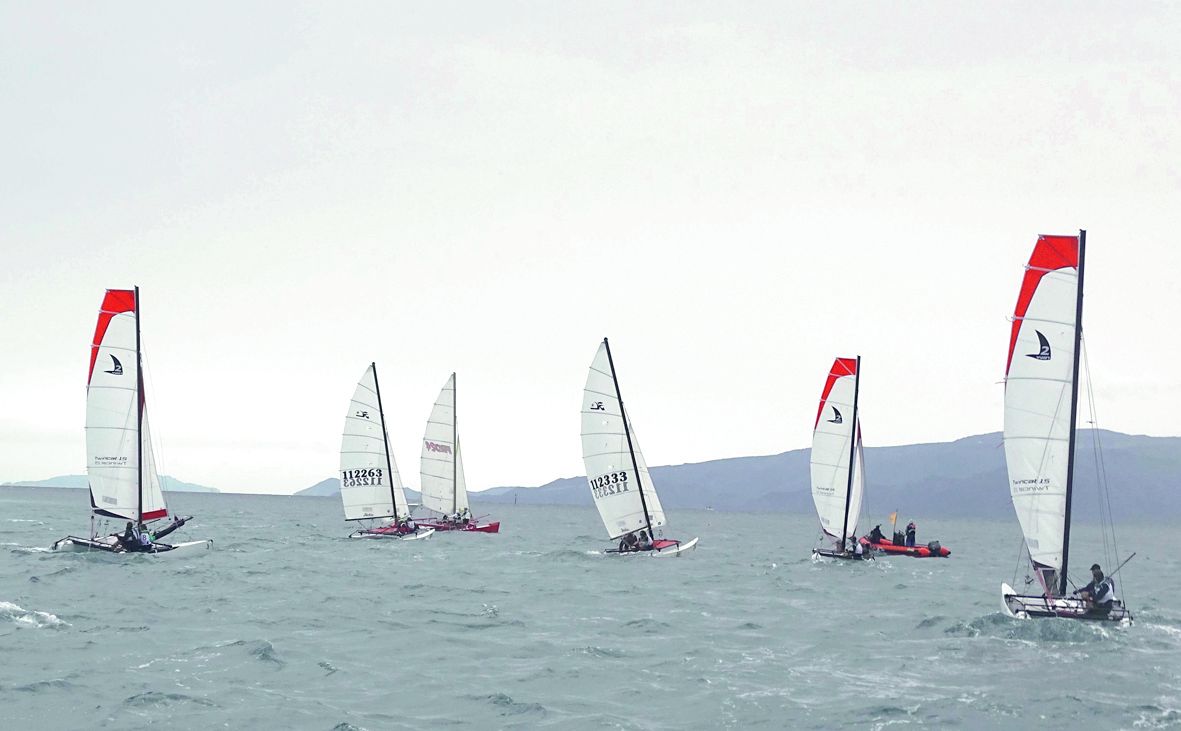 Dès 11 heures, Xavier Vanni, moniteur de voile et président du comité  de course, a donné deux départs à cinq minutes d’intervalle : le premier pour les dériveurs,  le second pour les catamarans. 