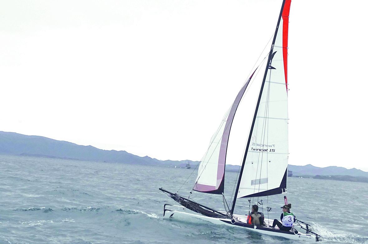 Cette régate officielle  de la Fédération française  de voile qualificative pour la Bluescope Race 2018 a été remportée par l’équipage d’Elise et de Pascal Hugues (TDL) sur Twincat 15, malgré un départ manqué, devant Céline Beaurel et Maia Berri (Coup d’o